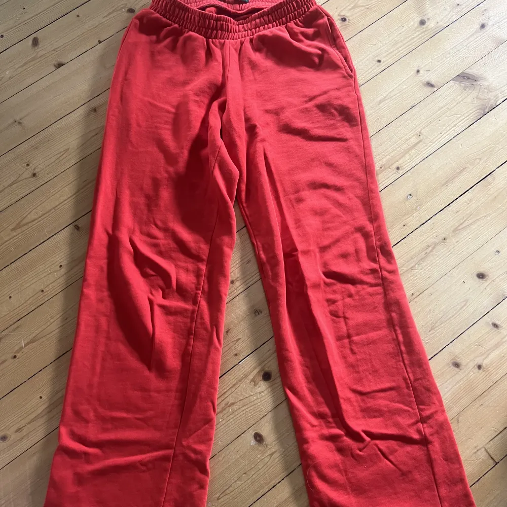 Lågmidjade röda mjukisbyxor i storlek xs men funkar som s från Bikbok! Inte använt så många gånger så de är i bra skick:) Köpare står för frakt🫶🏻. Jeans & Byxor.