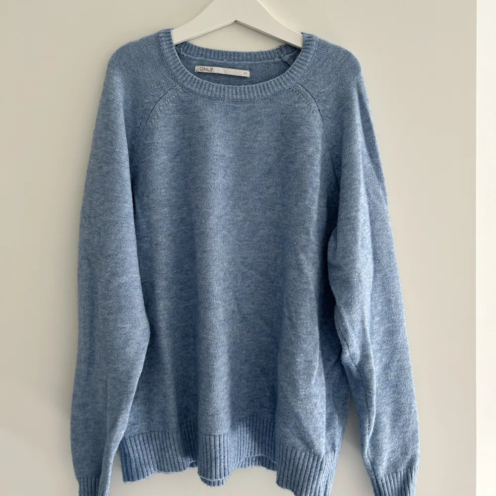 En ljusblå, stickad tröja från only. I storlek XS. Har endast användts några gånger! 💗Skriv privat för fler bilder eller om du har frågor! . Stickat.
