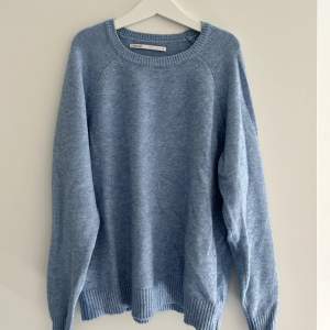 En ljusblå, stickad tröja från only. I storlek XS. Har endast användts några gånger! 💗Skriv privat för fler bilder eller om du har frågor! 