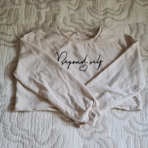 En fin crop top i storleken 150. 25 kr + frakt - Tröjan är ifrån shein och är ganska ny. Änvänder inte den längre eftersom den är lite för liten. 