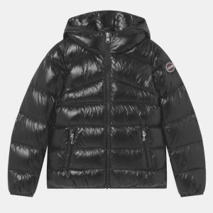 Colmar Jacka - Säljer nu den här as snygga glansiga Colmar jackan då den börjar bli lite för liten💖Storleken är 172 cm men skulle säga att den är som xs/s och den har inga defekter!💕Köpte den på zalando i vintras och säljer den nu för 2500kr❤️❣️💘