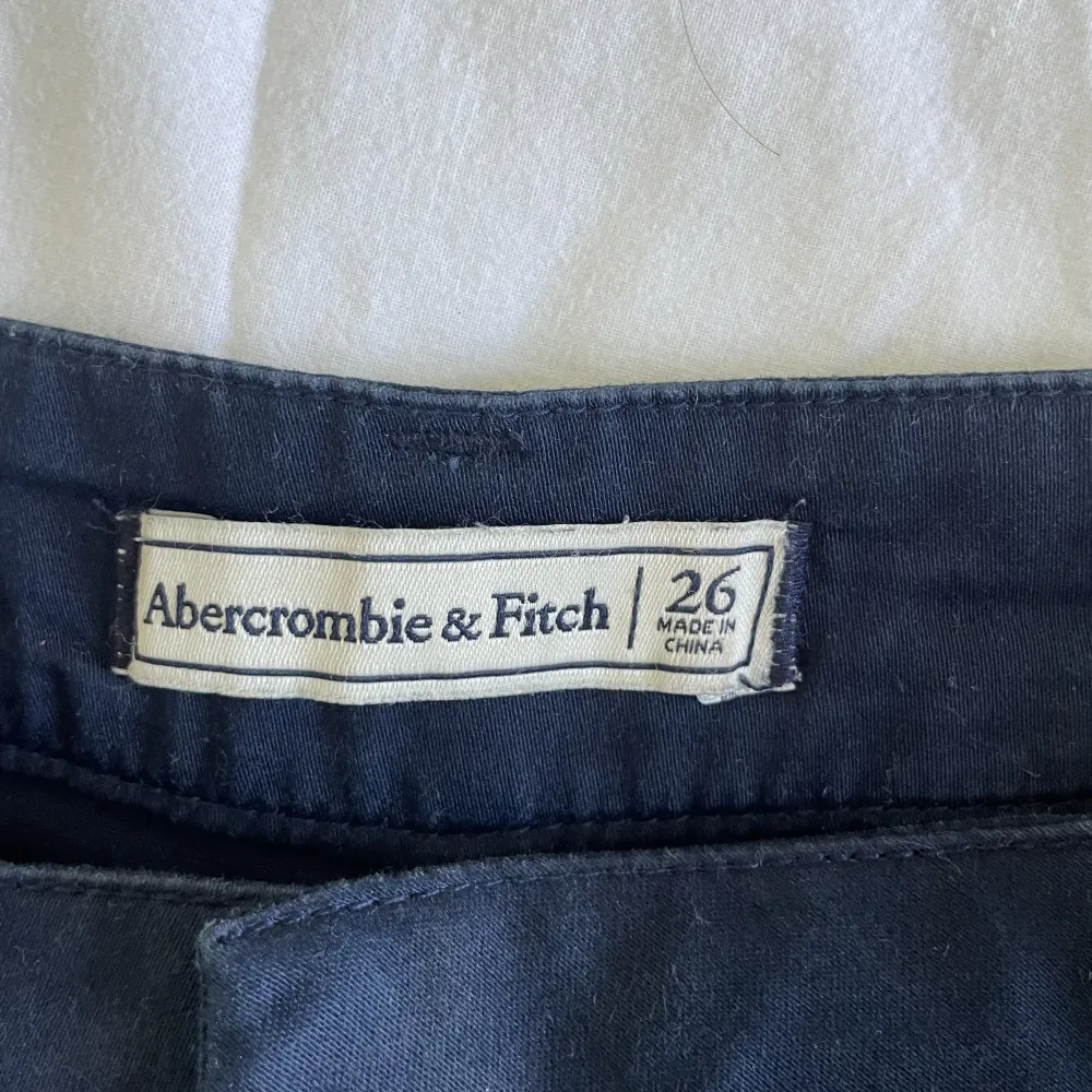 Säljer dessa tygshorts från Abercrombie&Fitch! Mörkblå och väldigt sköna. Shorts.