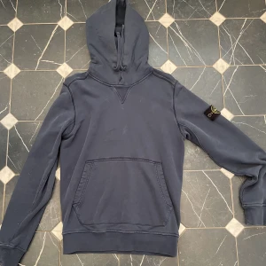 Stone Island hoodie  - En snygg Stone Island hoddie som matchar till allt. Kom privat för fler bilder.