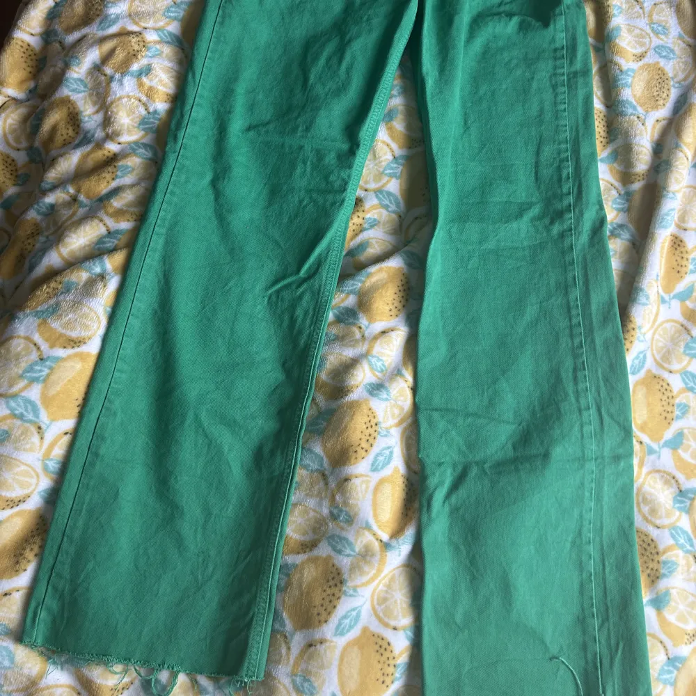 Gröna jeans från Gina Tricot, använda 2-3 gånger och säljer dem för att de har blivit för små tyvärr. :( Säljes för 100 kr <3. Jeans & Byxor.