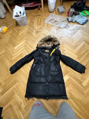 Parajumpers Dam Defekt - Zippen fungerar ej, lapparna inuti tröjan har förstörts lite men påverkar inte jackan mycket 