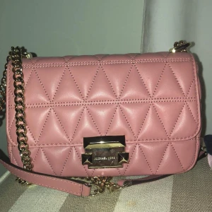 Michael kors  - Certifikat följer med intyg att den är äkta. Oanvänd väska från Michael kors. Pris 1250 Paketpris väskan plus plånboken 1800 