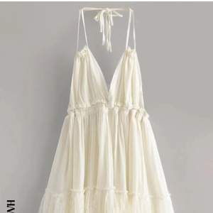 Säljer min vita klänning från Shein. Använd 1 gång. Storlek S. Ordinarie pris typ 240