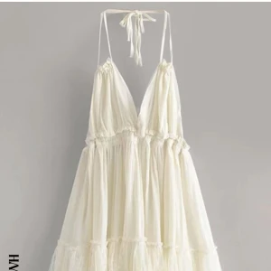 Vit klänning - Säljer min vita klänning från Shein. Använd 1 gång. Storlek S. Ordinarie pris typ 240