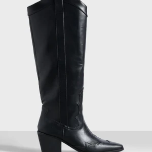 Stövlar - Svarta stövlar i storlek 38 helt nya, säljer då dem är för små, skit snygga verkligen!! och beställt likadan i större storlek💕skriv om ni har några frågor eller vill ha en bild på dem