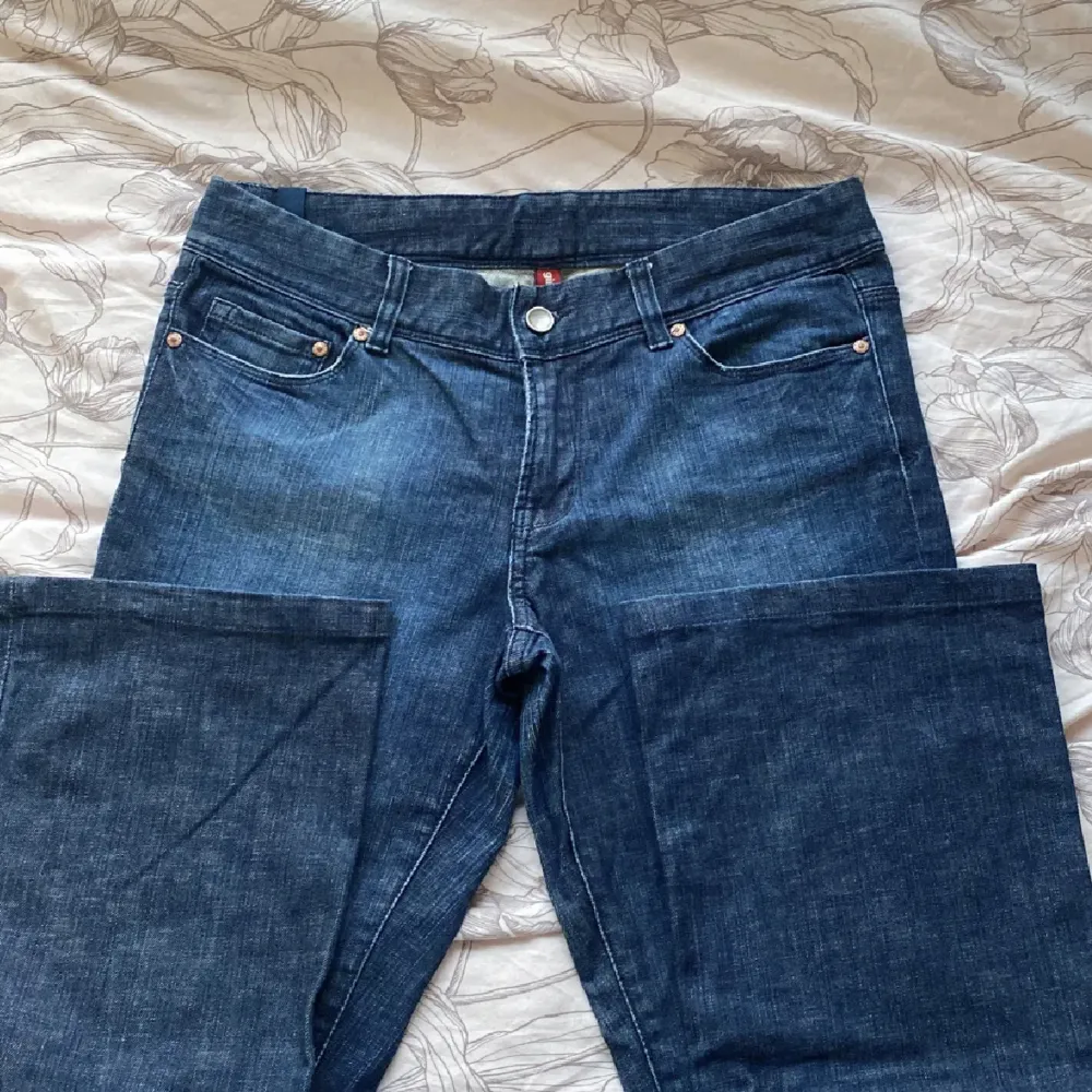 Skitsnygga vintage jeans från Ginatricot🩷 köpta secondhand. Säljer dom då de va för korta på mig som är 177. Kan vara lite stora i midjan men funkar nog bra med vilket skärp som helst eller inget. Du står för frakten🫶🏼kan tänka mig att sänka priset!. Jeans & Byxor.