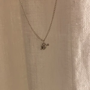 Halsband  - Jättefint halsband! 💗 Använt 2 gånger och är i nyskick💕
