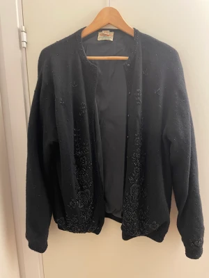 Fantastisk jacka/kofta - Ljuvlig pärlbroderad fodrad ullkofta