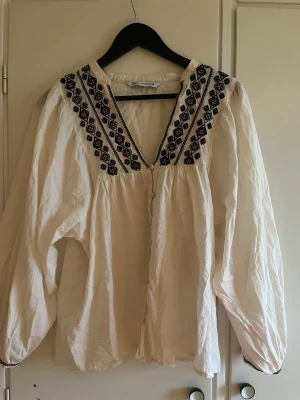 Zara blus - Säljer min zara blus som är v ringad❤️