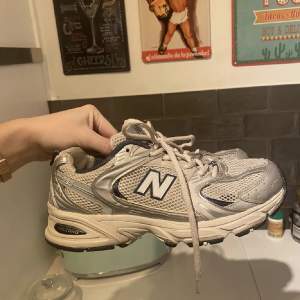 New balance 530, välanvändna så säljs därför billigt. Fraktas ej med kartong. Storlek 39.5. 