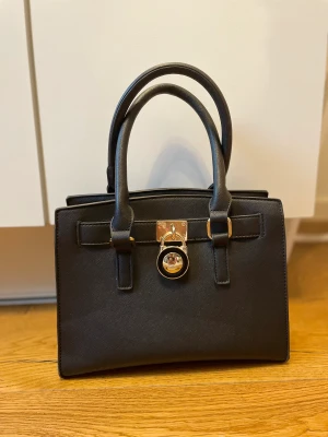 Svart läder väska - säljer min svarta läder väska med guldiga detaljer😊