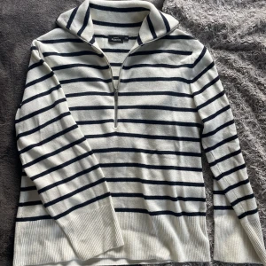 Halfzip Tröja - Halfzip tröja i mjukt material🤍storlek xs men oversize på mig som har xs/s 