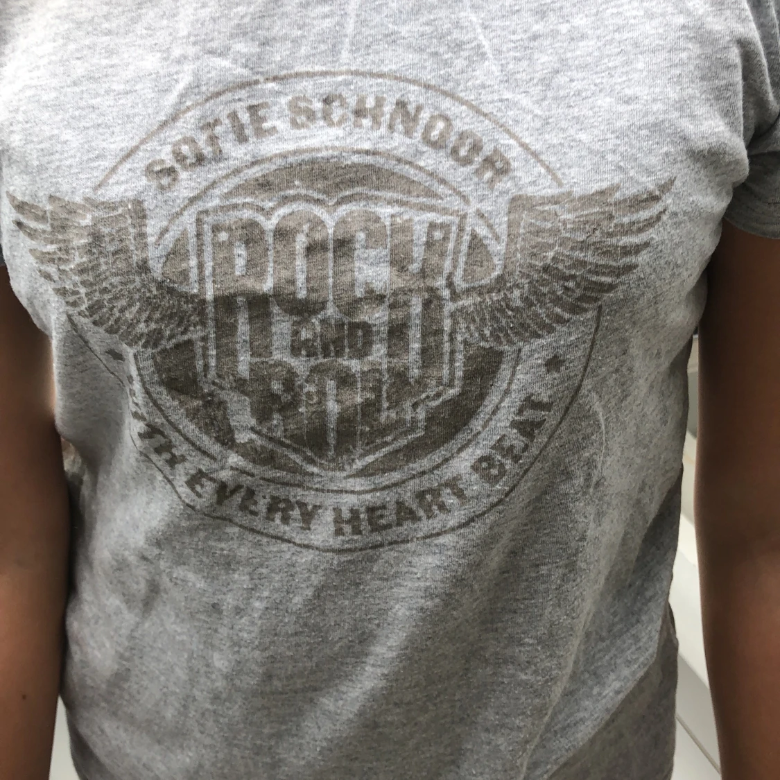  en tröja som är Stockholm stil där det står rock and roll  - 90