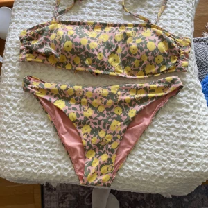 Blommig bikini  - Ej använd. Sitter så smickrande på kroppen. Går att justera axelband och i ryggen. Hör gärna av dig vid frågor eller för fler bilder. Köpare står för frakt.