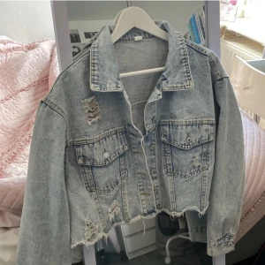 Jeansjacka - oversized cropped jeansjacka. den är använd fåtal gånger🤍