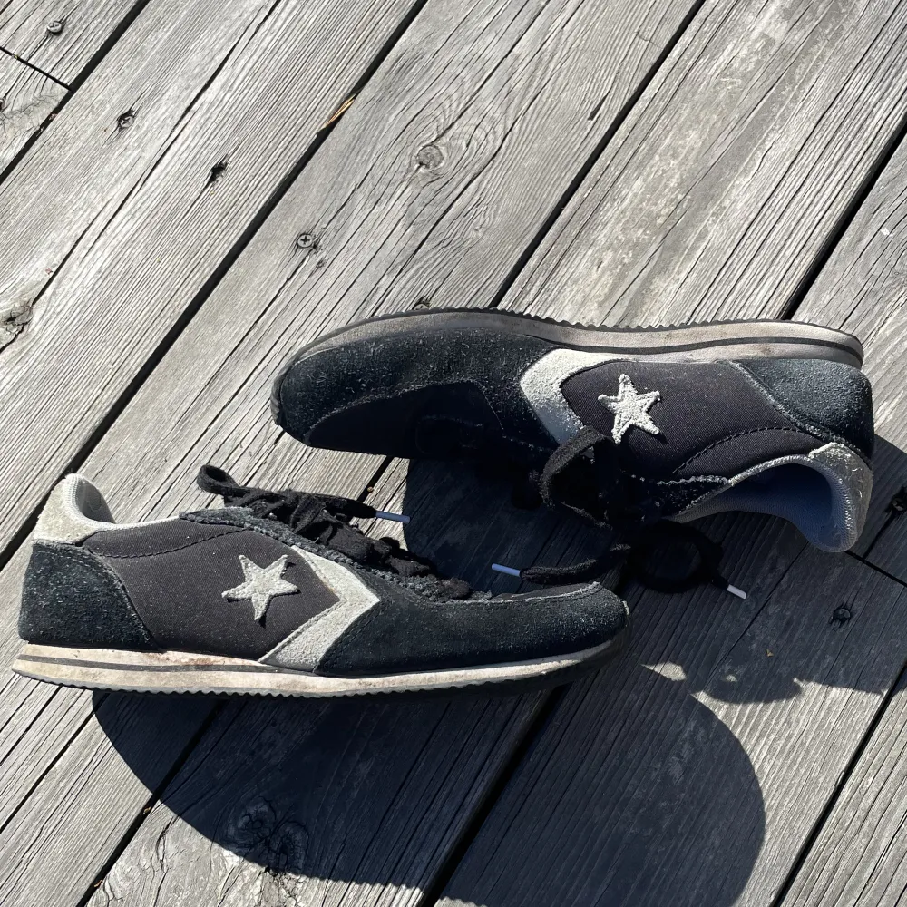 Ett par supersnygga Converse skor. De är i storlek 37,5 och i bra skick🌟. Skor.