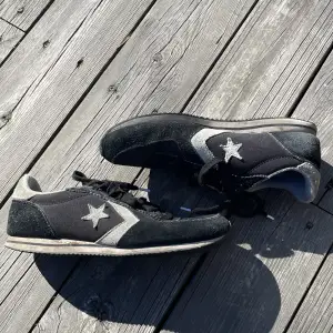 Ett par supersnygga Converse skor. De är i storlek 37,5 och i bra skick🌟
