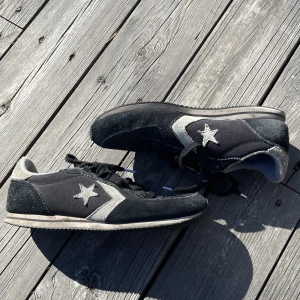 Converse sneakers - Ett par supersnygga Converse skor. De är i storlek 37,5 och i bra skick🌟