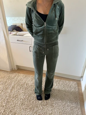 Juicy couture set - Färg Dark Moss. Strl xs. Säljs som ett set. Använt men i mycket fint skick. 