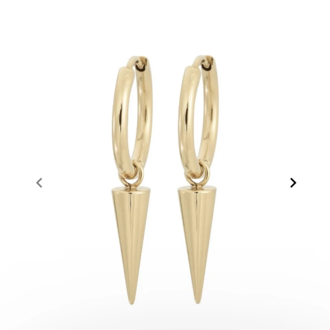 Örhängen med nitar 