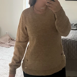 Ull tröja med guldknappar - Ull tröja med guld knappa🩷
