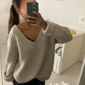 stickad tröja - En superfin beige stickad tröja från hm i storlek M. Hör av dig för fler frågor och använder endast ”köp nu” funktionen!❤️