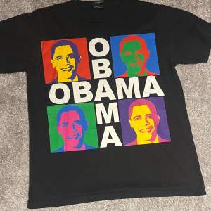 En ikonisk Obama t shirt, 100% bomull supppeeerrr skön😍. Storlek: M, herr. Pris : 150kr