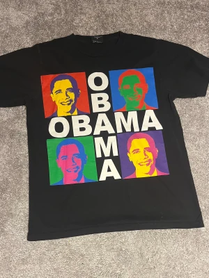 Obama t shirt, heavy metal. - En ikonisk Obama t shirt, 100% bomull supppeeerrr skön😍. Storlek: M, herr. Pris : 150kr
