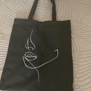 Svart tygväska  - Sååå fin väska perfekt till skolan.