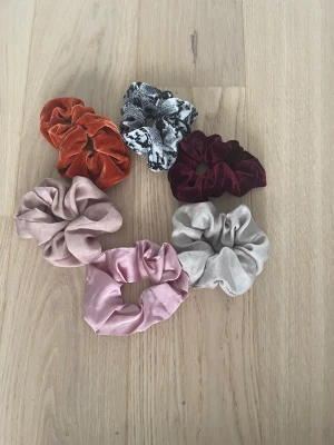 Scrunchies - 6 stycken jätte fina Scrunchies som är i jätte bra skick och knappt är använda 