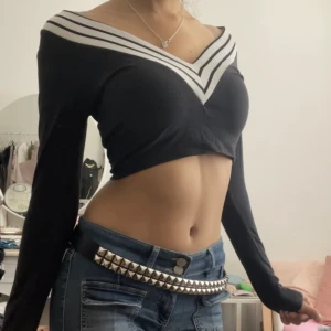 Svart crop top - Söt crop top i storlek S, inga skador skiclet är som nytt. Priset kan diskuteras.