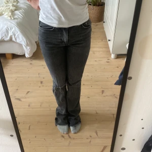 Gråa Gina jeans - Säljer dessa jeansen från Gina tricot då de tyvärr blivit försmå för mig💕 Jeansen är upgådda som ni ser på sista bilden. Nypris är ca 600 och säljer för 150💗 Vad jag vet så säljs inte modellen längre💕 Jeans är lite botcut och har ett hål på vänster knä💗