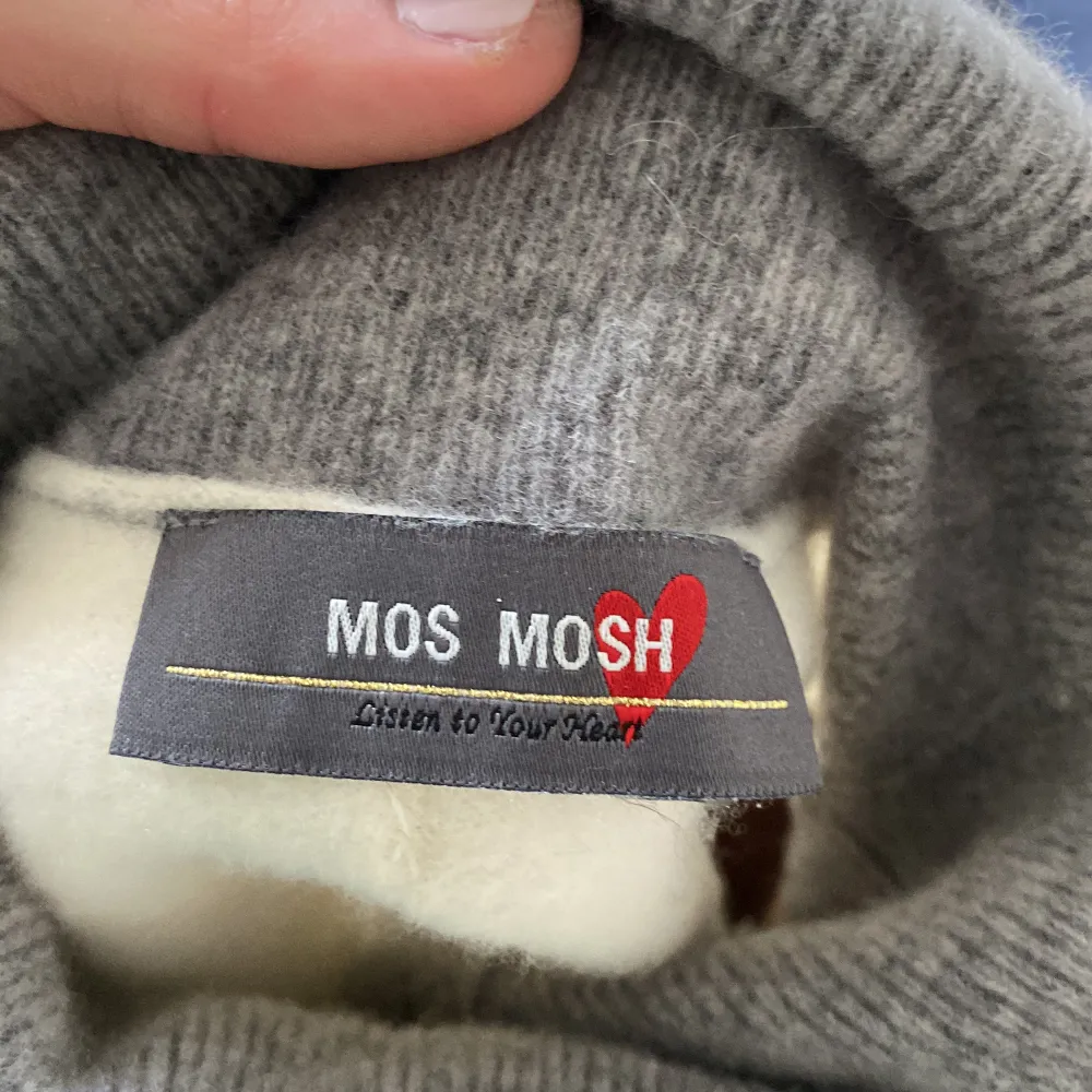 Långärmad tröja från mos mosh, nypris 900 från paris!❤️  Säljer eftersom den tyvärr blivit för liten för mig!. Tröjor & Koftor.