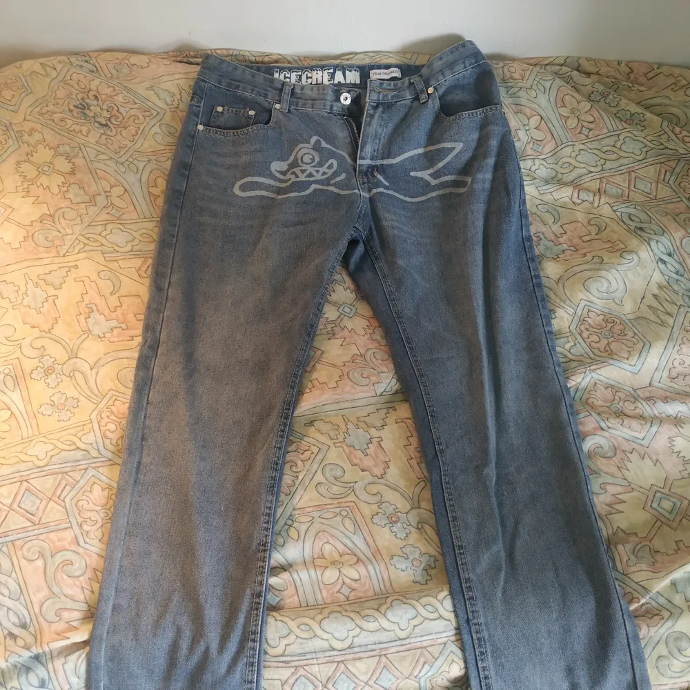 Size: 34  Helt nya jeans som är på försäljning just nu. . Jeans & Byxor.