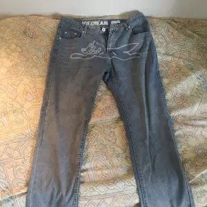Size: 34  Helt nya jeans som är på försäljning just nu. 