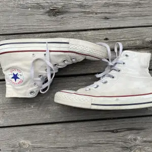 Supersnygga converse i storlek 38. De är i gott skick🌟 Skriv gärna om du har fler frågor!