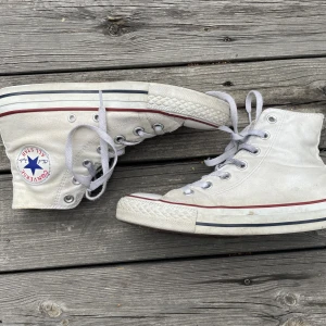 Converse  - Supersnygga converse i storlek 38. De är i gott skick🌟 Skriv gärna om du har fler frågor!