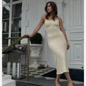 NA-KD beige klänning  - Beige klänning från NA-KD i storlek L. Kontakta mig vid intresse eller nytt. 