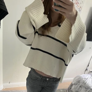 Tjocktröja - Randig tjocktröja från Lindex🤗 super mysig och perfekt för vintern/hösten!  Original pris: 499kr  Säljs för: 350kr, spara 149kr!❤️ Fler bilder på tröjan via DM här eller på snap! FRI FRAKT