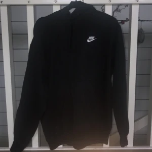 Svart Nike hoodie  - Svart hoodie storlek medium. Skick 8/10. Priset kan diskuteras i snabb affär.