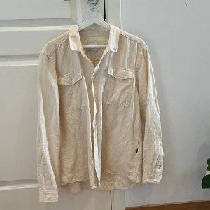 LES DEUX - Overshirt - En benvit overshirt/skjorta från LES DEUX, i storlek M.  Köpare står för frakt.