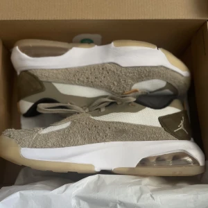 Jordan Air 200 - Nyskick med box. Använda en gång. För stora för mig. Strl 43 men stor i storleken  