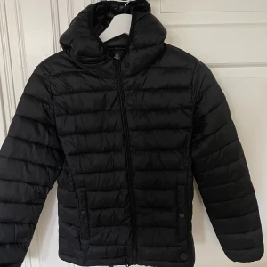 Jacka - Svart tunnare dun jacka, passar till allt 