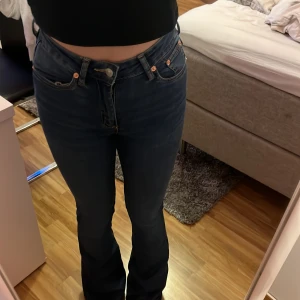 Utsvängda jeans - Säljer mina jeans som jag fick i julklapp, jag säljer dom för att dom va tyvärr för långa för mig, jag är 161,5 cm 
