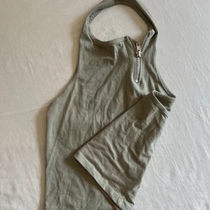 Halterneck topp med dragkedja - En snygg och enkel halterneck topp i en grå färg, köpt från ASOS. I storlek S, men passar också M