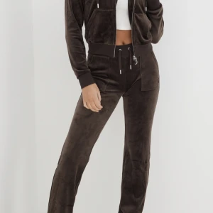 Juciy couture - Säljer hela Juciy sett för 1,000kr köpt på Jackie i Mall för 2,400kr, använt sparsamt basiclly helt nytt! Skriv till mig för mer info och bilder självklart! Koftan är i storlek s och byxorna i M